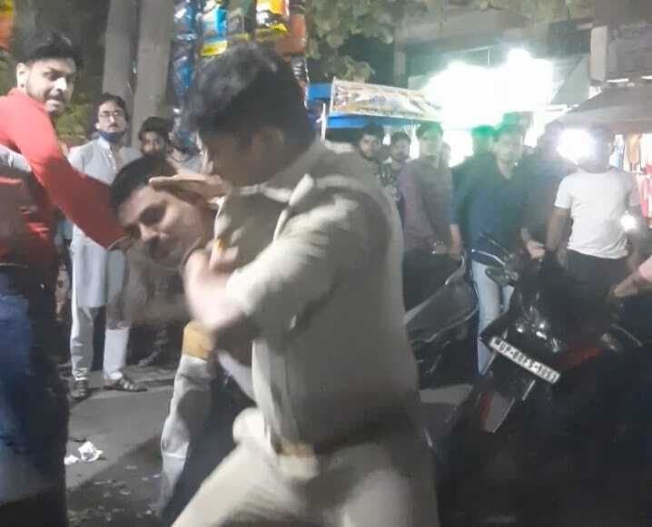 Agra News: बीच बाजार दबंग युवक ने दारोगा और सिपाही से की मारपीट, वीडियो वायरल