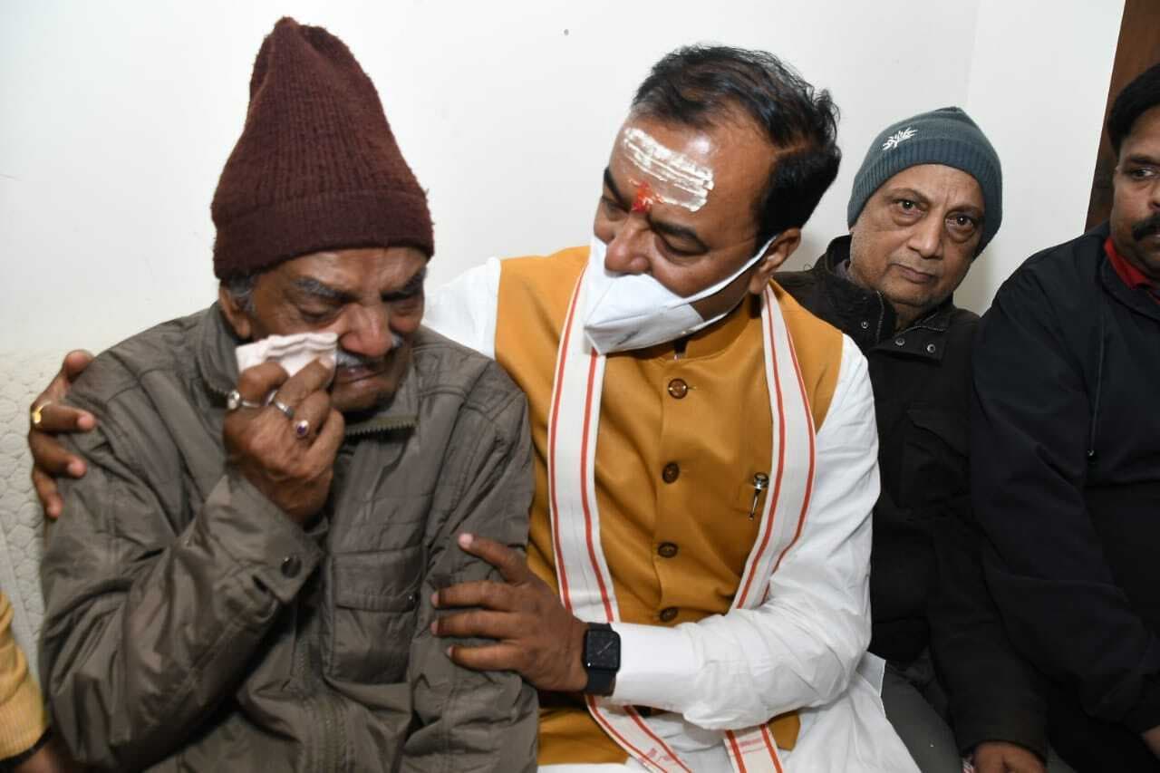 शहीद विंग कमांडर पृथ्वी सिंह के घर पहुंचे डिप्टी सीएम, बोले- हादसे में साजिश होती तो सेना नहीं छोड़ती