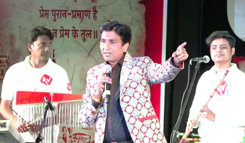 जब कवि कुमार विश्वास ने गाया- ‘कंकर-कंकर मेरा शंकर, मैं लहर-लहर अविनाशी हूं, मैं काशी हूं’...