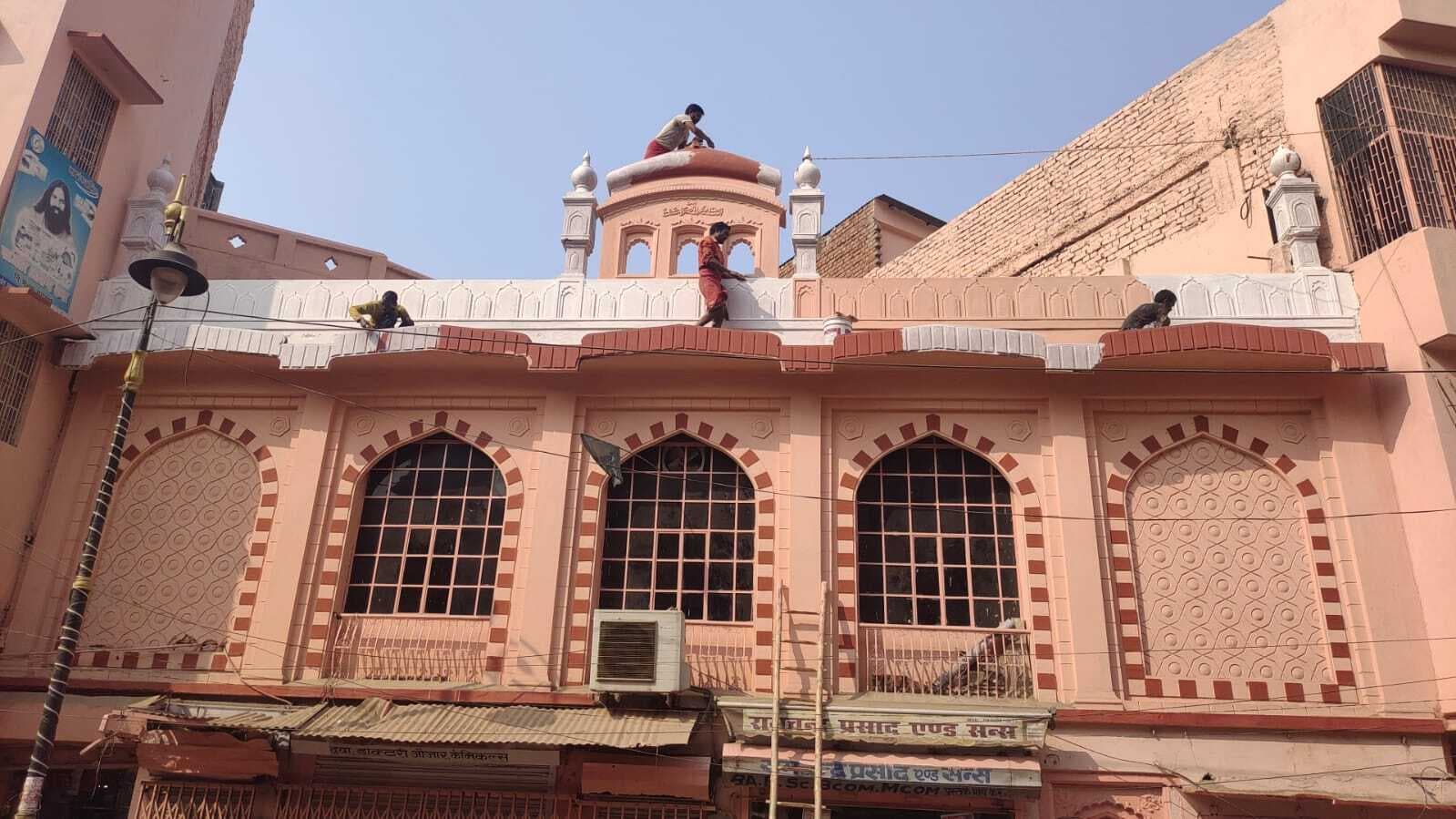 काशी विश्वनाथ कॉरिडोर उद्घाटन से पहले मस्जिद को भगवा रंग से रंगने पर बवाल, हंगामा बढ़ता देख बैकफुट पर प्रशासन