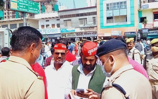 अखिलेश यादव को हिरासत में लेने पर बवाल, कई जिलों में सपा कार्यकर्ताओं का सरकार के खिलाफ प्रदर्शन