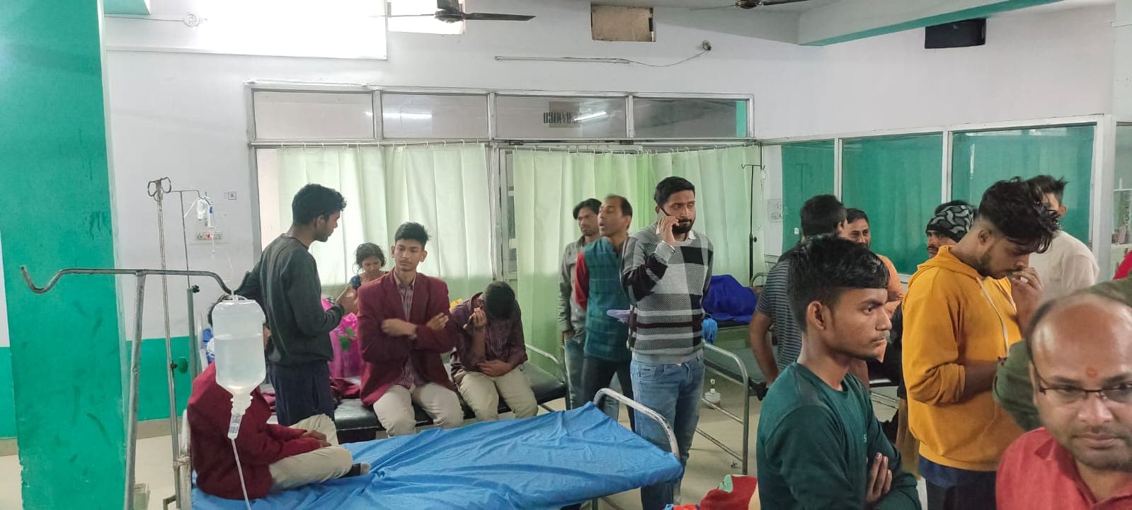 बिहार: औरंगाबाद में पलटी DAV स्कूल की बस, चालक कूदकर भागा, डेढ़ दर्जन से अधिक छात्र-छात्रा जख्मी