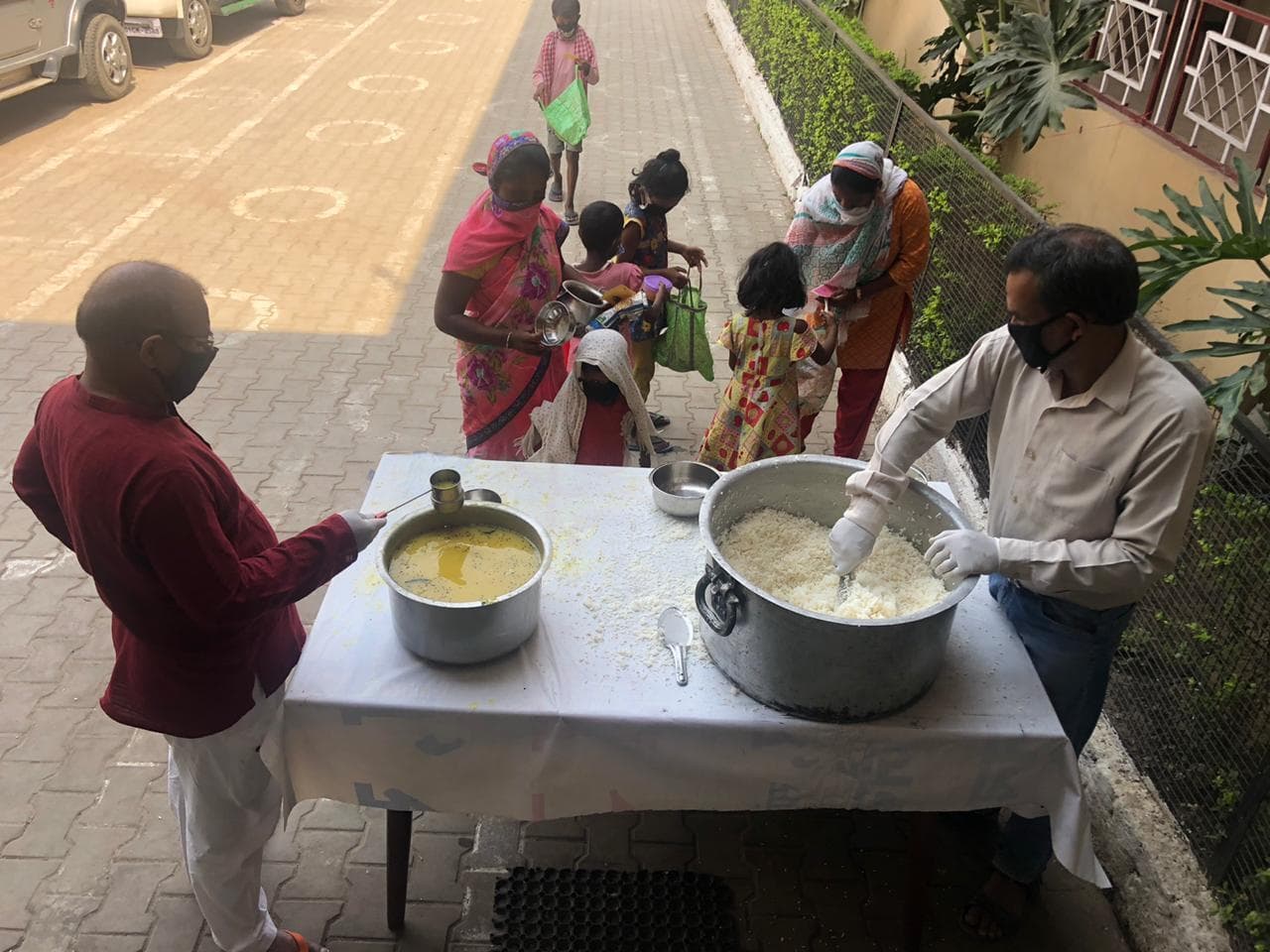 Lockdown In Jharkhand: PARADISE ने दाल-भात योजना के लिए सेवा भारती को दी सहयोग राशि