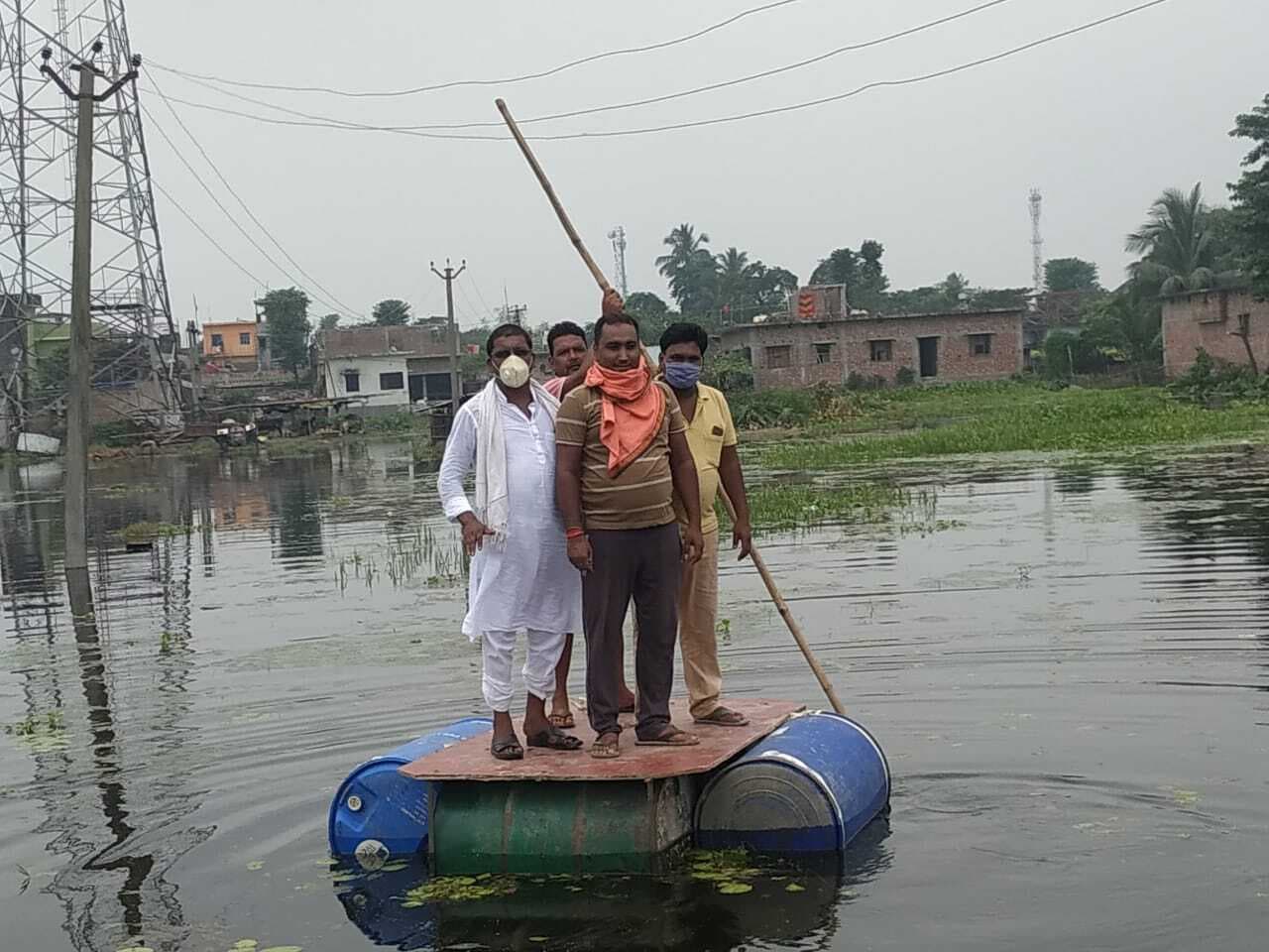 बाढ़, बारिश और जलजमाव ने किया बेघर, खुले आसमान के नीचे जी रहे बाढ़ पीड़ित, जुगाड़ पर टिकी जिंदगी