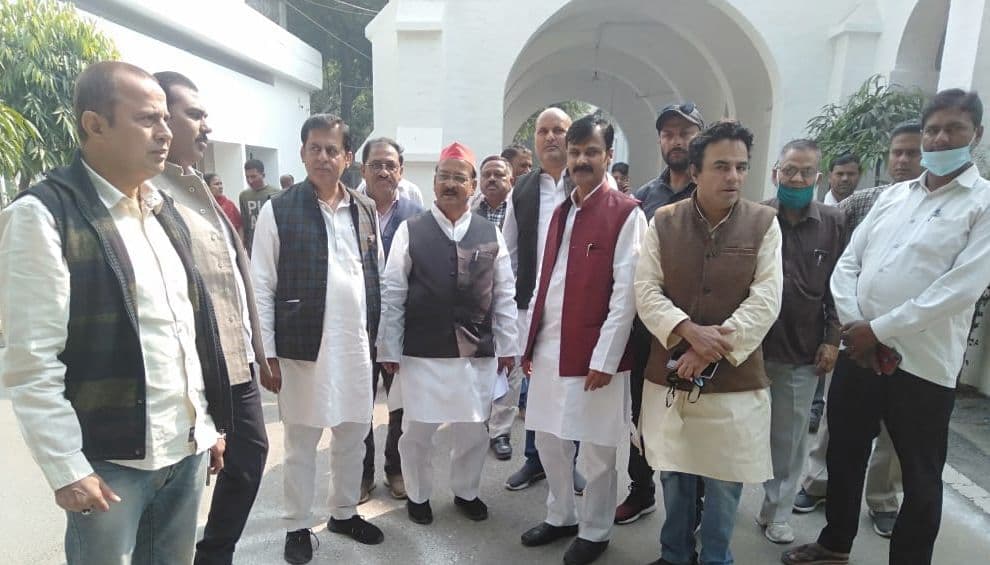 Bareilly News: भूसे की कालाबाजारी का मुद्दा गरमाया, डीएम से समाजवादी पार्टी के नेताओं ने की मुलाकात