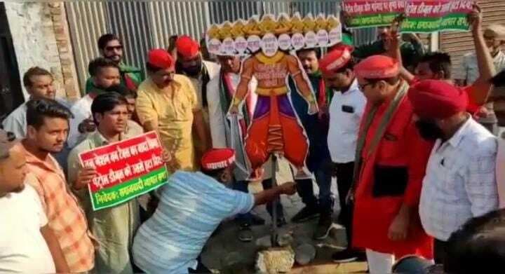 Kanpur News: सपाइयों ने रावण में देखी BJP सरकार, पुतला दहन करके महंगाई समेत अन्य मुद्दों पर जताया विरोध