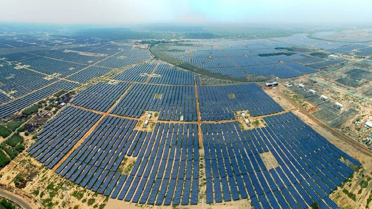 टोटल एनर्जी ने अदाणी एनर्जी के साथ संयुक्त उद्यम में किया 30 करोड़ डॉलर का निवेश, शेयर में दिखा ये एक्शन