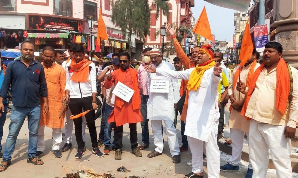 Varanasi News: बांग्लादेश में हिंदुओं पर हमले से VHP में उबाल, शेख हसीना सरकार को दिया अल्टीमेटम Varanasi News: बांग्लादेश में हिंदुओं पर हमले से VHP में उबाल, शेख हसीना सरकार को दिया अल्टीमेटम