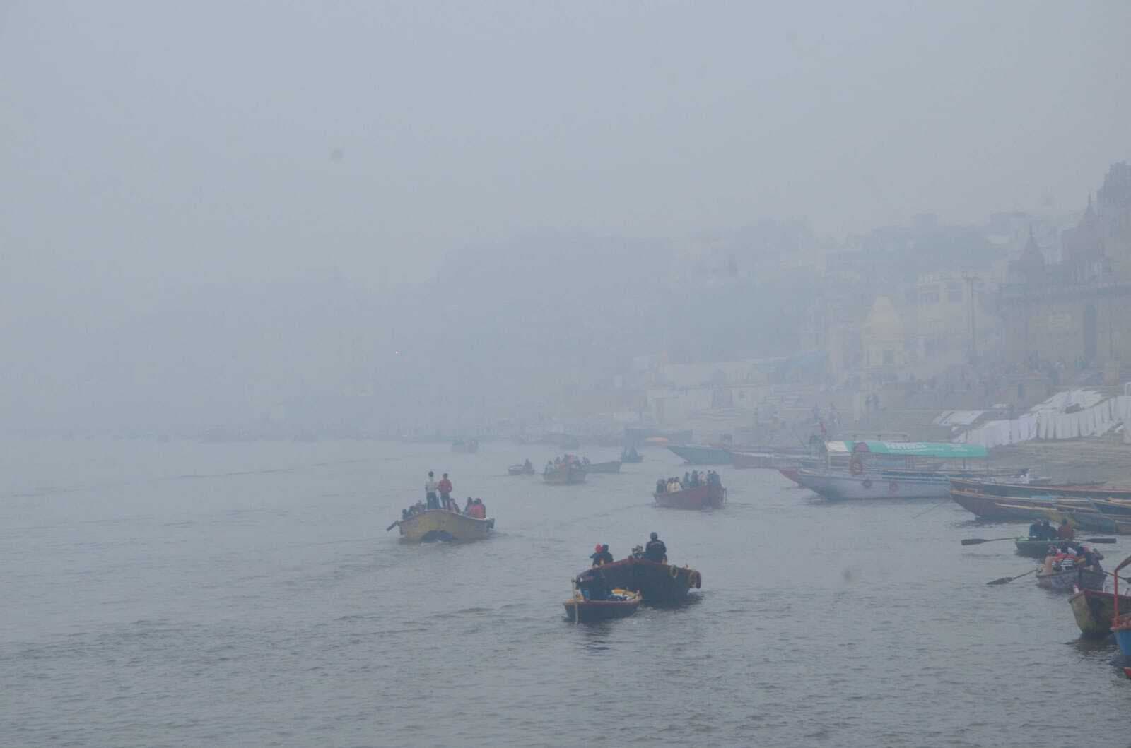 कोहरे की चादर में लिपटा वाराणसी का गंगा घाट, कोई रहा परेशान तो किसी को याद आई कुल्लू-मनाली की वादियां