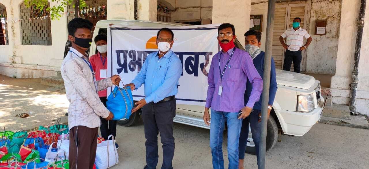 Coronavirus Lockdown: प्रभात खबर ने सिमडेगा के हॉकरों के बीच बांटे राशन