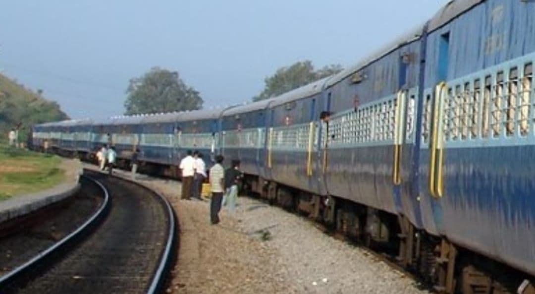 Bareilly News: लापता बच्चे की तलाश में गुवाहाटी एक्सप्रेस में खोजबीन, ट्रेन रूकने से यात्रियों में नाराजगी