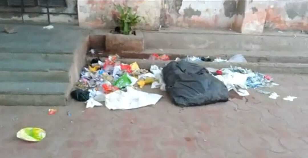 Agra: जिला अस्पताल की लापरवाही, मरीजों के जान से हो रहा खिलवाड़, खुले में फेंका जा रहा बायो मेडिकल वेस्ट