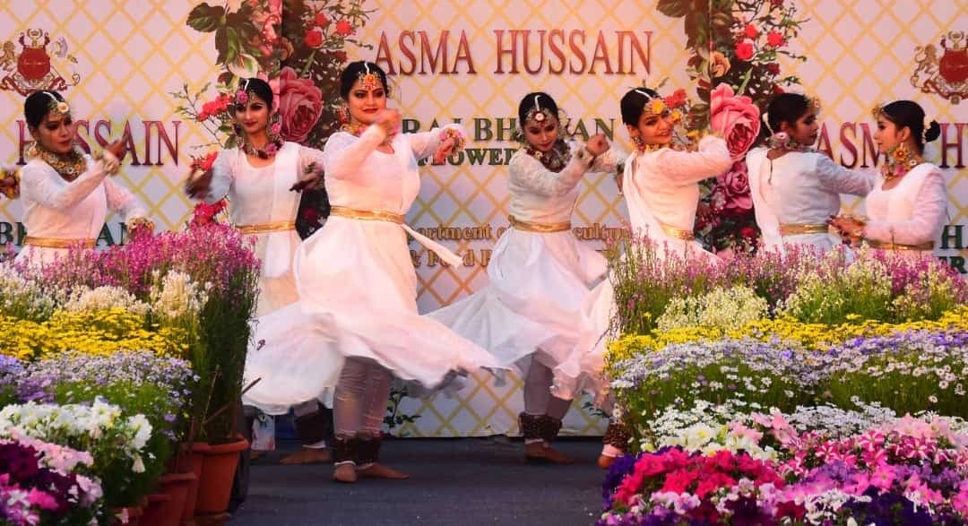 फूल-पत्तों से बने परिधान में नजर आई मॉडल, प्रकृति की गोद में कैटवॉक करती दिखीं युवतियां, देखें मनमोहक तस्वीरें