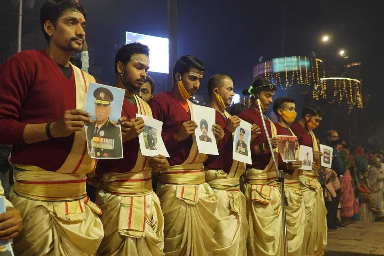 वीर सपूतों के लिए काशी गमगीन, गंगा आरती के दौरान बिपिन रावत समेत तमाम शहीदों को दी गई श्रद्धांजलि