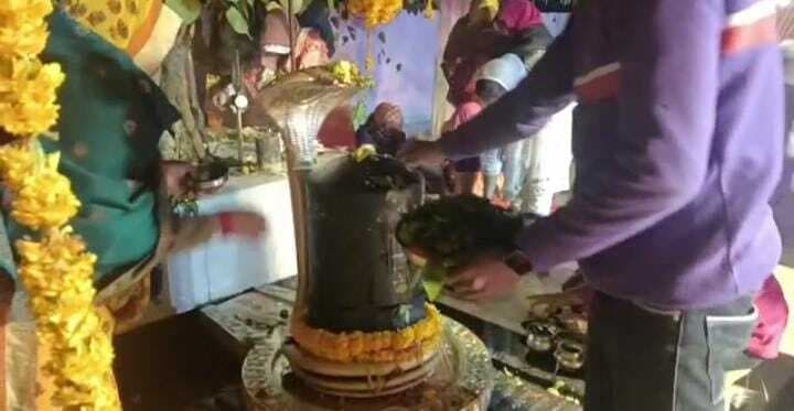 Mahashivratri 2023: गोरखपुर में एक ऐसा शिवलिंग जिस पर लिखा है कलमा, महाशिवरात्रि पर उमड़ती है भक्तों की भीड़ Mahashivratri 2023: गोरखपुर में एक ऐसा शिवलिंग जिस पर लिखा है कलमा, महाशिवरात्रि पर उमड़ती है भक्तों की भीड़