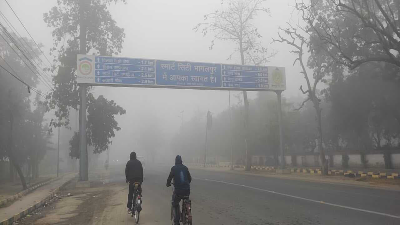 PHOTOS: भागलपुर में 4 डिग्री ठंड का टॉर्चर, कोहरे में लिपटा शहर देखिए, जानिए कब सुधरेगा मौसम..