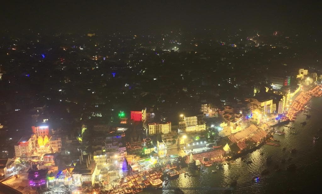 देव दीपावली : वाराणसी के घाट 12 लाख दीये से रोशन, 70 देशों के राजदूतों ने देखी भारत की जगमग परंपरा