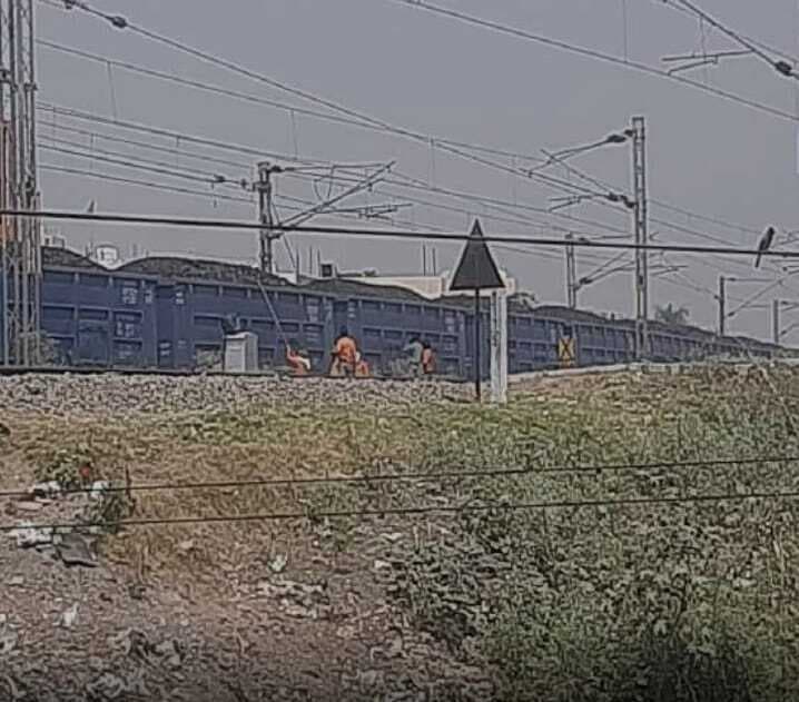 बरेली में रेल कर्मियों ने ही गुड्स ट्रेन से लूटा कोयला, सोशल मीडिया पर फ़ोटो वायरल
