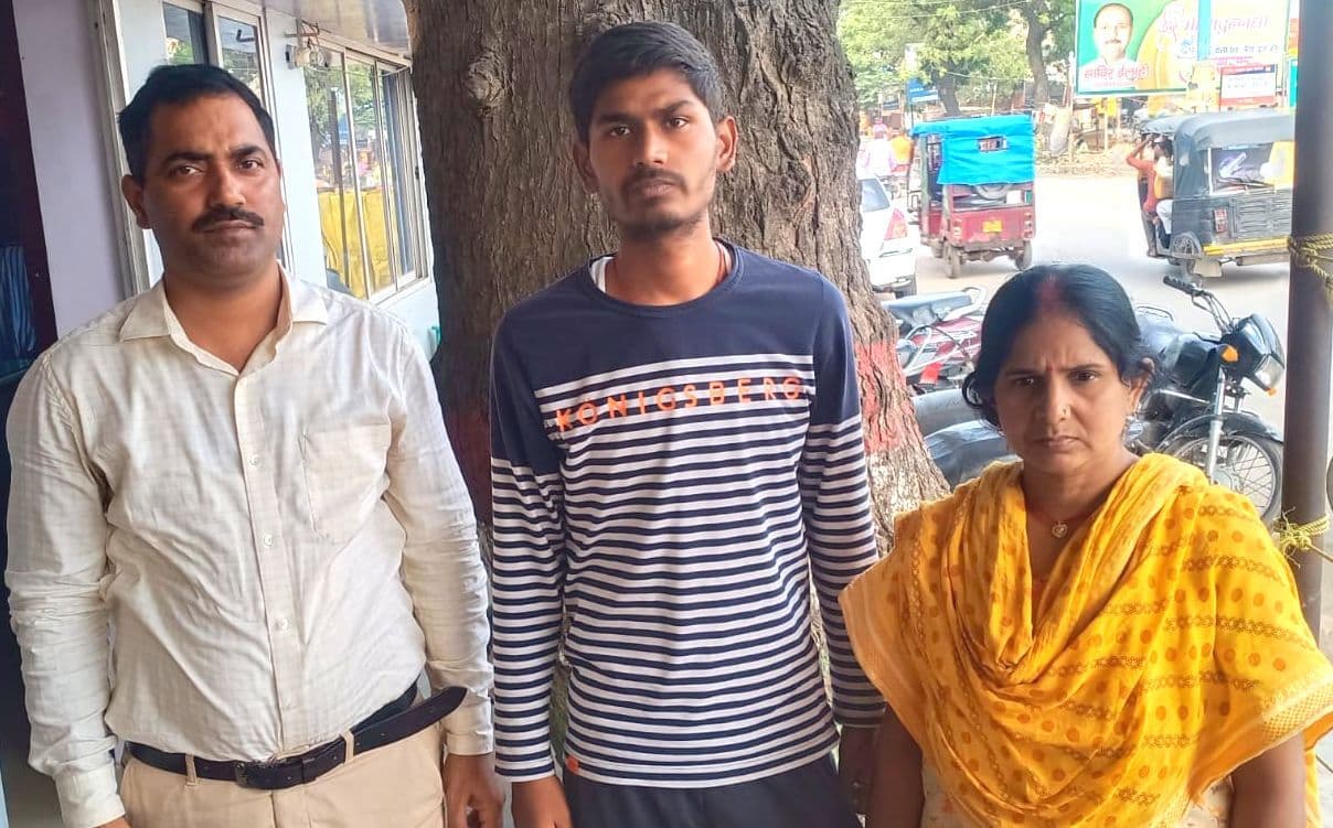 Varanasi News: पुलिस की सक्रियता से बची युवक की जान, परिजनों ने रक्षक को कहा- धन्यवाद