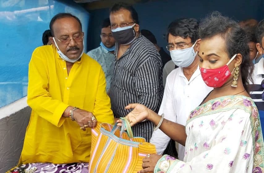 विधायक तपन दासगुप्ता ने ली किन्नरों की सुध, कोरोना संकट से जूझ रही इस आबादी को दी अनाज की सौगात