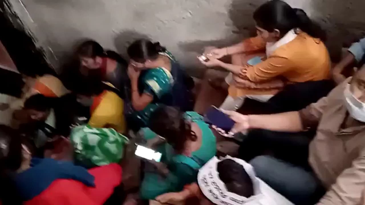 Lucknow News: शिक्षक भर्ती को लेकर प्रदर्शन जारी, SCERT ऑफिस में धरने पर बैठे नाराज अभ्यर्थी