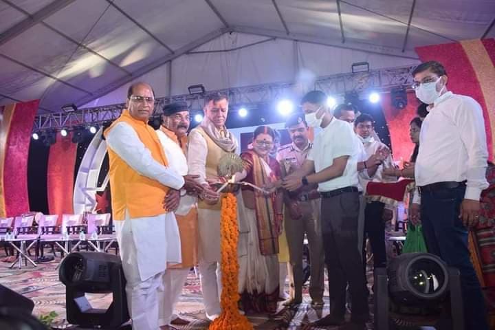 Kanpur News: कानपुर में 4 नवंबर तक चलने वाला दीपोत्सव मेला शुरू, महिलाओं को पसंद आ रही बनारसी साड़ियां