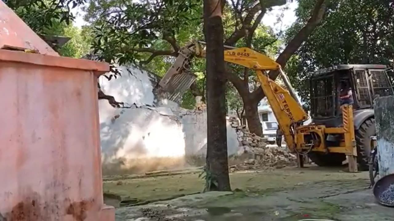 हाईकोर्ट की सख्ती के बाद बड़ा एक्शन, आजाद पार्क में 1975 के बाद हुए निर्माण पर बुलडोजर चला