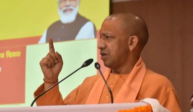 संविधान दिवस पर आयोजित प्रोग्राम में CM योगी बोले- यूपी की कानून-व्यवस्था दूसरे राज्यों के लिए उदाहरण