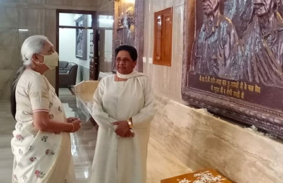 BSP सुप्रीमो मायावती से गवर्नर आनंदीबेन पटेल की लखनऊ में मुलाकात, मां के निधन पर जताया दुख