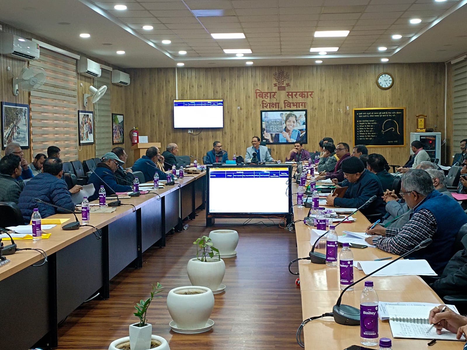 शिक्षा विभाग की बैठक में भारी बवाल, टीएमबीयू के कुलपति और कुलसचिव उलझे, रजिस्टार गिरिजेश नंदन हुए सस्पेंड