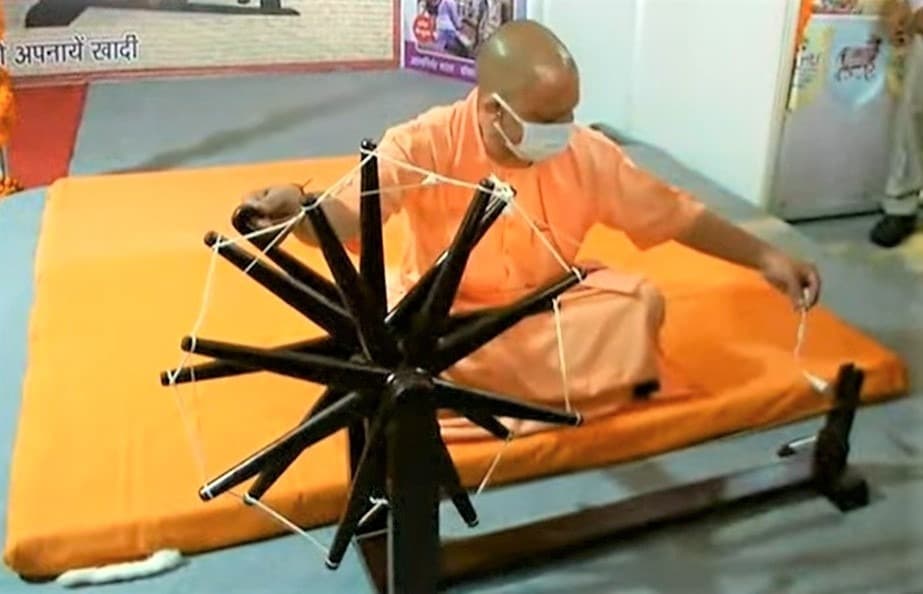 Lucknow News: सीएम योगी ने चलाया चरखा, काता सूत, कुछ इस तरह से दिया खादी को बढ़ावा देने का संदेश