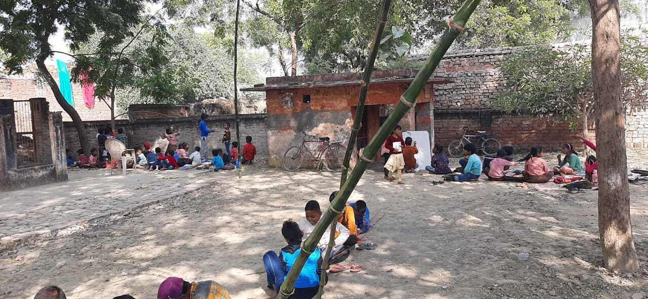 वाराणसी के इस स्कूल में महादेव नहीं इंद्रदेव की मेहरबानी से पढ़ाई, बिना छत वाली स्मार्ट क्लास देखी है?
