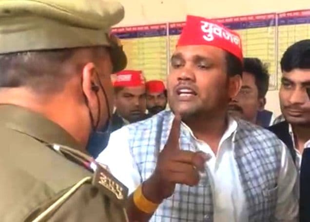 सपा नेता अर्पित यादव की गुंडई, थाने में इंस्पेक्टर को धमकी- ‘झंडा नोचोगे तो तुम्हारे बिल्ले नोचेंगे’