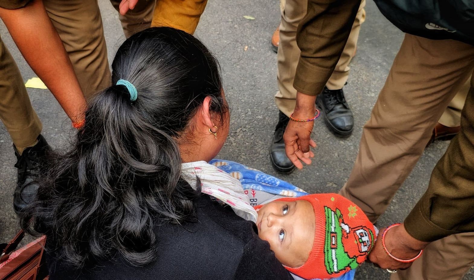 69000 शिक्षक भर्ती: आरक्षित वर्ग के अभ्यर्थियों ने घेरा सीएम आवास, पुलिस ने रोका