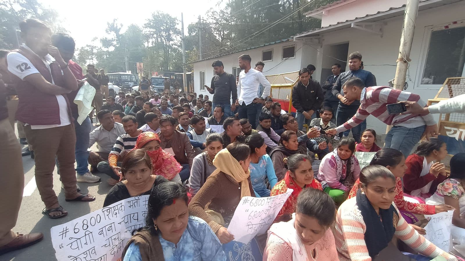 69000 Teacher Recruitment: आरक्षित वर्ग के चयनित अभ्यर्थियों ने डिप्टी सीएम केशव मौर्य का आवास घेरा, नारेबाजी