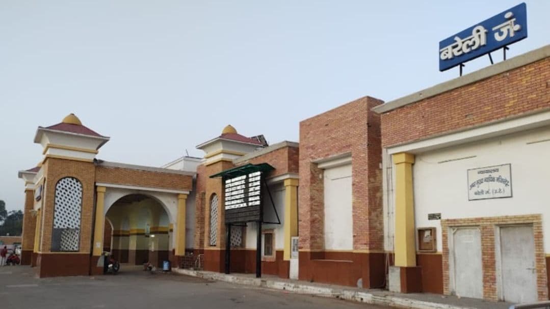Bareilly News: शराब के नशे में काशी विश्वनाथ एक्सप्रेस में फायरिंग, GRP की गिरफ्त में आरोपी Bareilly News: शराब के नशे में काशी विश्वनाथ एक्सप्रेस में फायरिंग, GRP की गिरफ्त में आरोपी