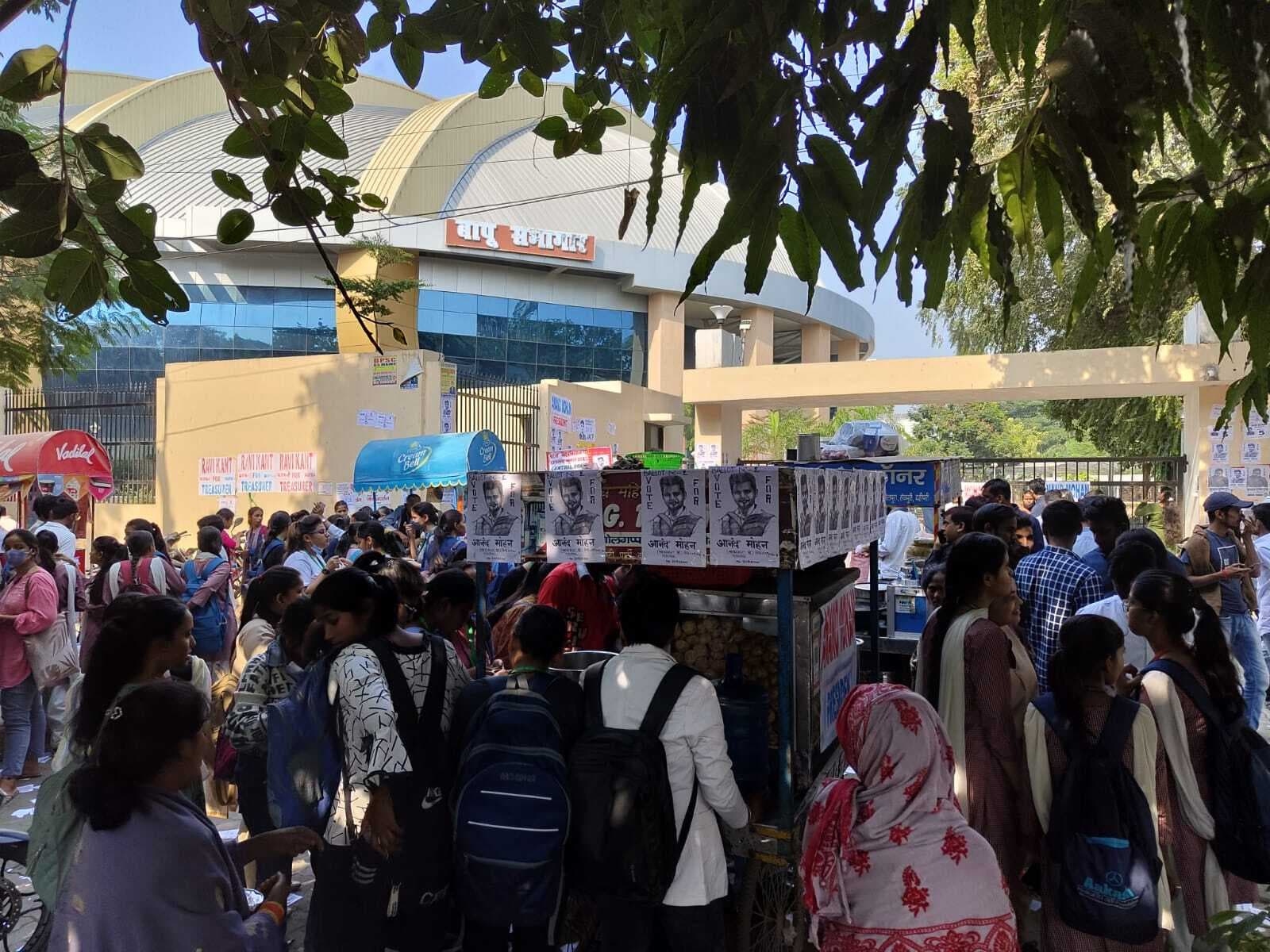 PU Election: छात्र संघ चुनाव के रंग में रंगा पूरा अशोक राजपथ, चाय से लेकर चाट वालों की है बल्ले- बल्ले