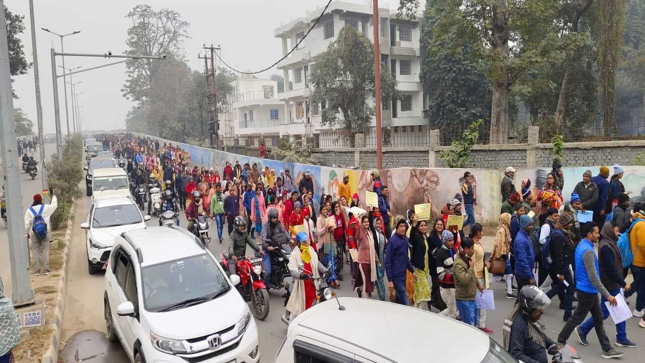 PHOTOS: पटना की सड़कों पर BPSC शिक्षकों का हुजूम देखिए, नियुक्ति पत्र लेने गांधी मैदान पहुंचे हजारों गुरुजी..