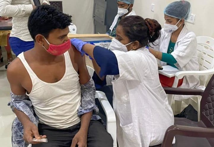 गलती देबांजन देब की, सजा आम लोगों को? निजी और NGO के वैक्सीनेशन ड्राइव पर रोक से बंगाल में बढ़ी चिंता