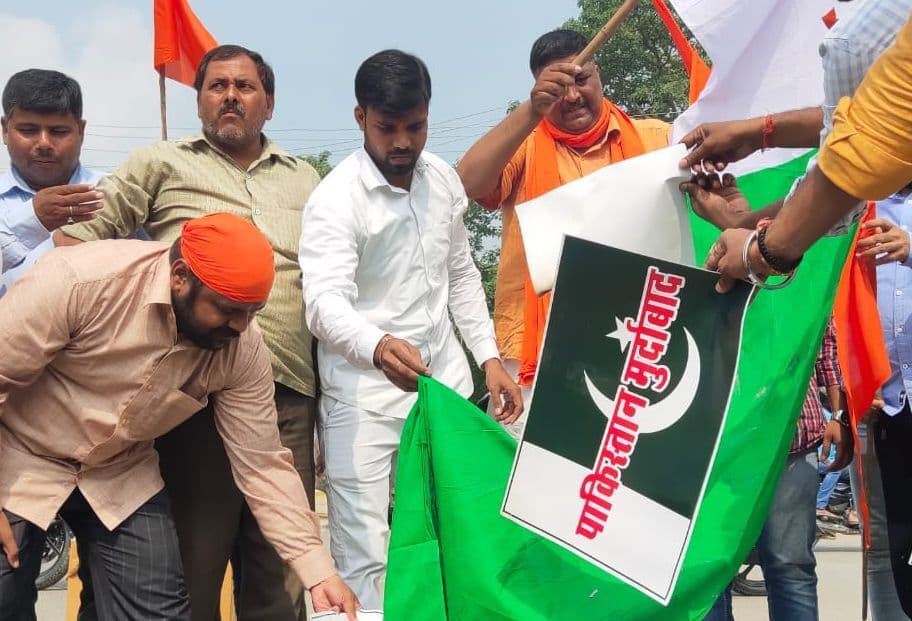 घाटी में शिक्षकों की हत्या पर UP में उबाल, पाक के खिलाफ नारेबाजी, इमरान खान को चेतावनी