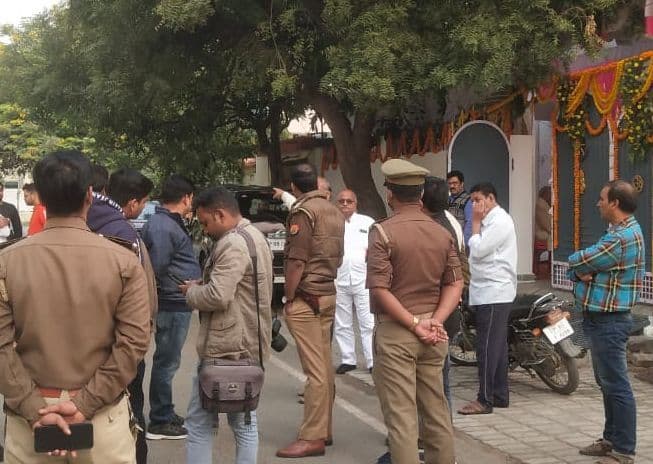 Varanasi News: वाराणसी में स्कूल संचालक के कर्मचारी से 1.50 लाख की लूट, बदमाशों की तलाश में जुटी पुलिस