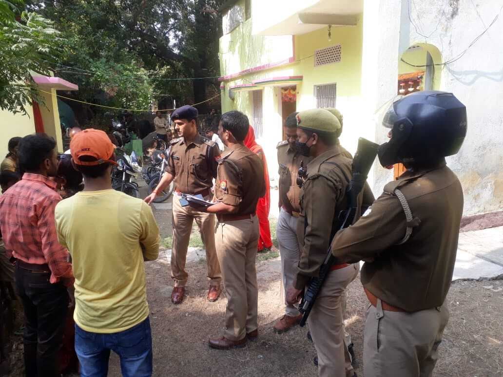 Varanasi News: अंधविश्वास के चक्कर में बुजुर्ग की पीटकर हत्या, पेड़ के नीचे दीपक जलाने से नाराज थे परिजन