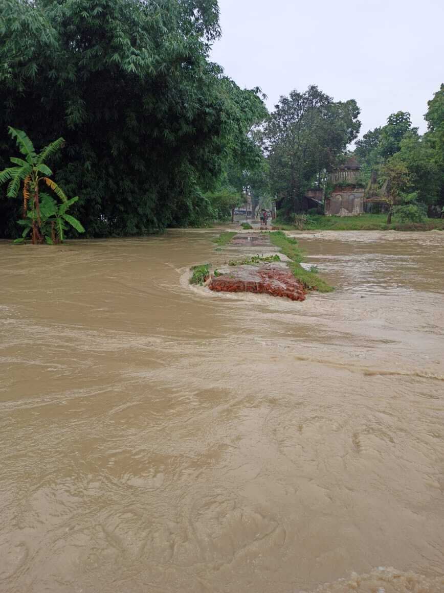 मुख्य मार्गों पर बह रहा तीन से चार फीट पानी, कई प्रखंडों का संपर्क मुख्यालय से कटा