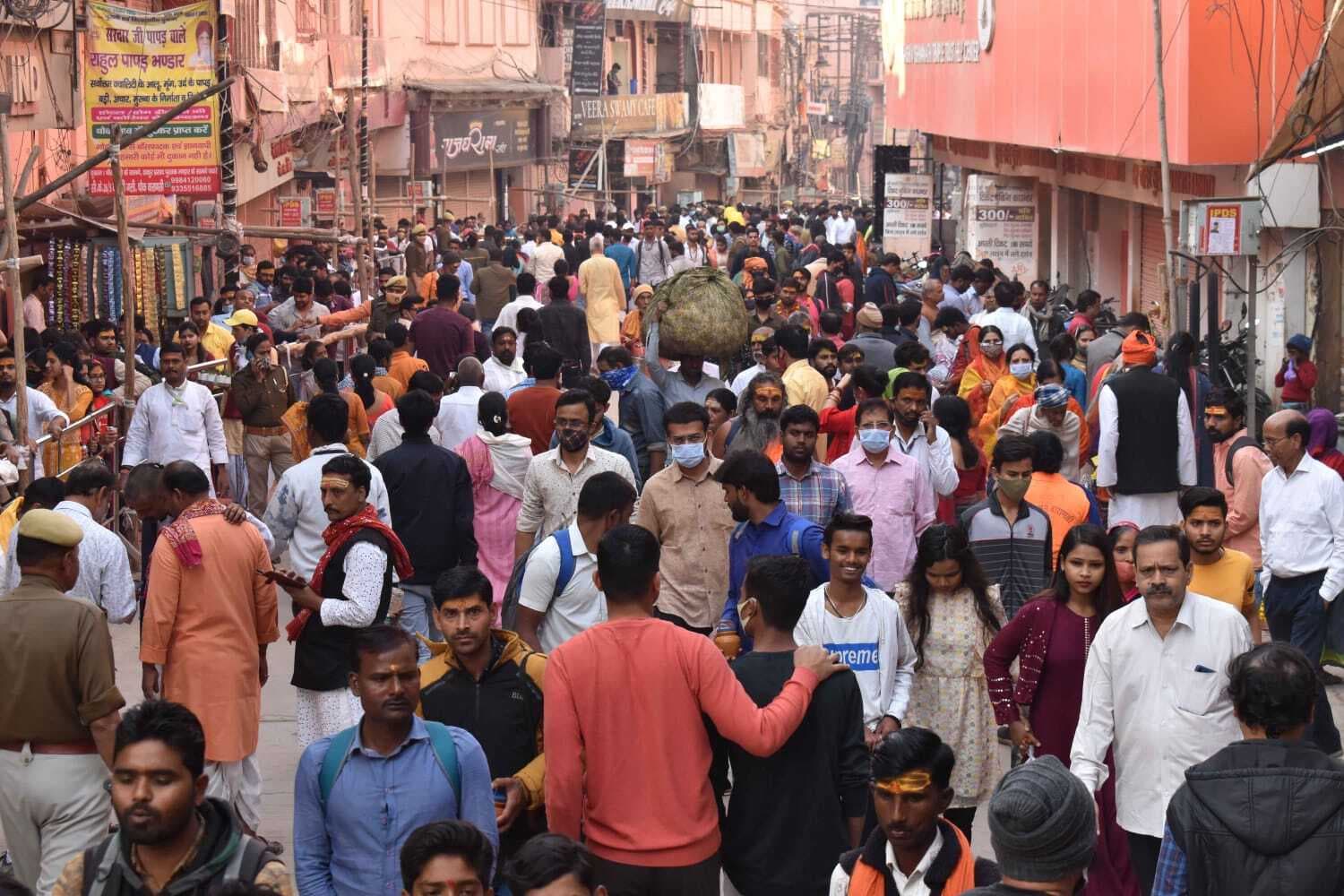 काशी विश्वनाथ मंदिर के आस-पास पूजन सामग्री की दुकानों पर टंगेगी रेट लिस्ट, श्रद्धालुओं से अवैध उगाही बंद काशी विश्वनाथ मंदिर के आस-पास पूजन सामग्री की दुकानों पर टंगेगी रेट लिस्ट, श्रद्धालुओं से अवैध उगाही बंद