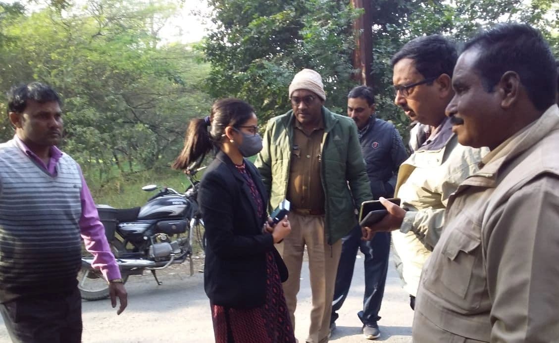 पति खेत पर गया, महिला ने खुद को कमरे में बंद किया और फंदे से लटक गई, परिवार में मचा कोहराम