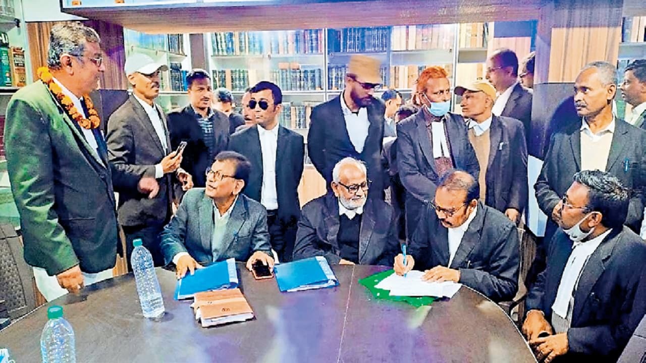 पश्चिमी सिंहभूम जिला बार एसोसिएशन चुनाव 14 दिसंबर को, जीत के लिये ठंड में पसीना बहा रहे प्रत्याशी