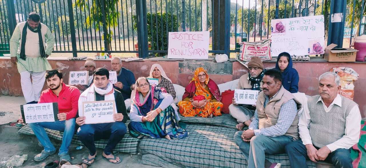 तीन दिनों के अल्टीमेटम के बाद शराब माफिया के घरवालों का धरना खत्म, प्रशासन ने दिया कार्रवाई का भरोसा