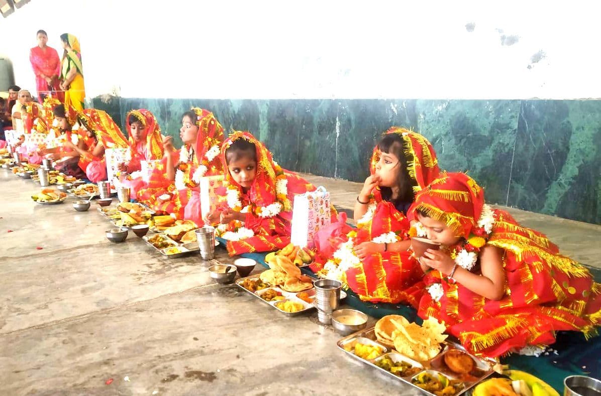 Varanasi News: काशी में कन्या पूजन के साथ नवरात्रि का समापन, ‘हर-हर महादेव’ के जयघोष से गूंजी शिव नगरी