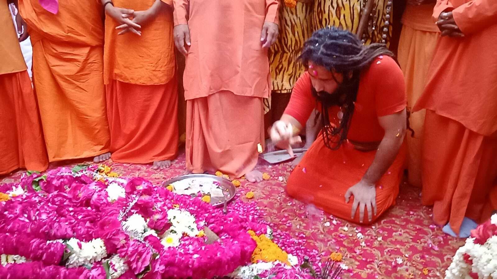 बाघंबरी मठ में महंत नरेंद्र गिरि के षोडशी भंडारे में जुटे साधु-संत, बलबीर गिरि बने उत्तराधिकारी