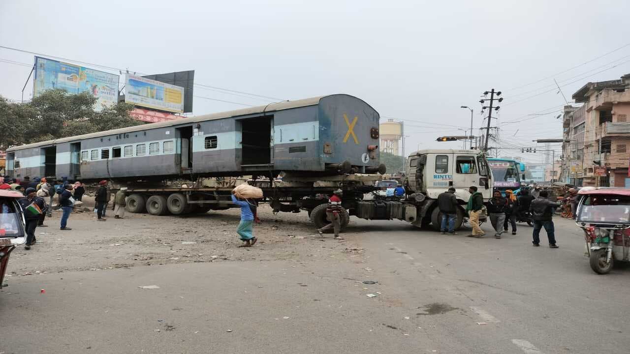 PHOTOS: भागलपुर में ट्रक पर लोड ट्रेन की बोगी देख दंग रह गए लोग, देखिए बीच सड़क पर कैसे हो गया बड़ा कांड..